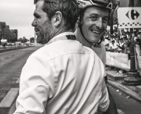 Teammanager Ralph Denk, der her lykønsker Marcus Burghardt, har ført BORA – hansgrohe til toppen af international cykelsport.
