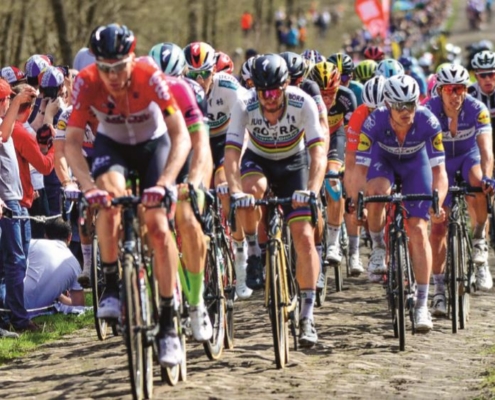 Først godt beskyttet af sine hjælperyttere og siden hen ustoppelig: Ved klassikeren Paris-Roubaix vandt Peter Sagan i et uimodståeligt  løb det første monument  i cykelsporten for sit hold.