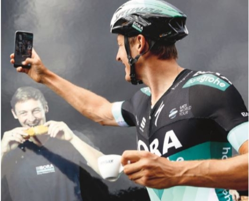 God stemning foran holdbilen – Marcus Burghardt forsyner fansene med selfies fra Tour de France.